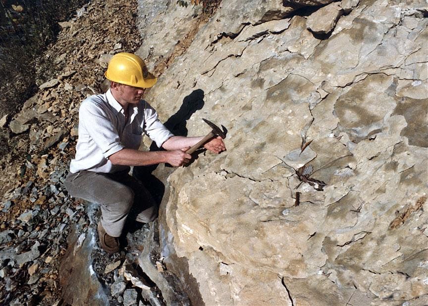 Право руководства горными и взрывными работами при подземной разработке рудных и нерудных месторождений полезных ископаемых